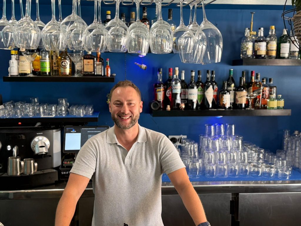 Piotr, al frente de L'ONDA, detrás de la barra