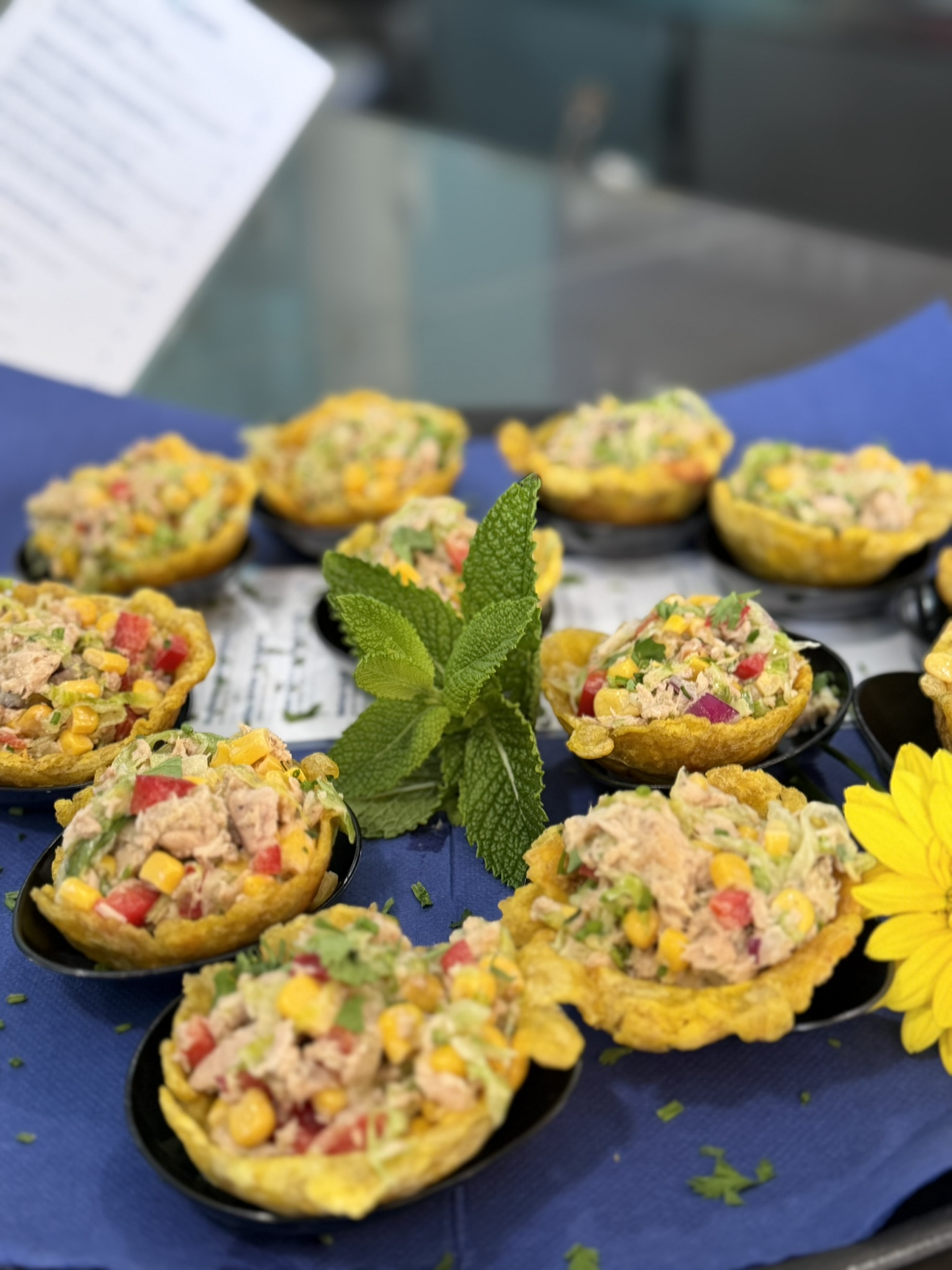 Cóctel de autor con flores comestibles