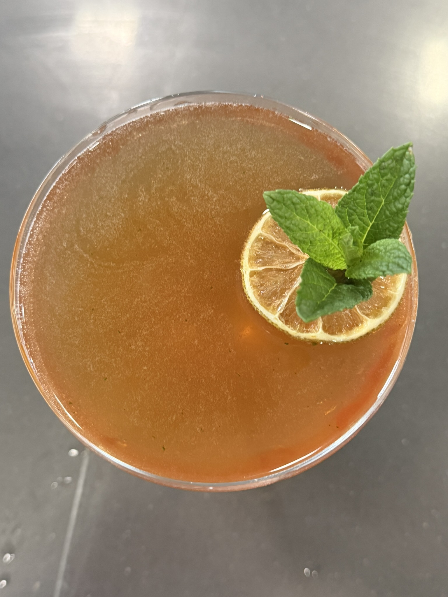 Highball tropical con menta y lima