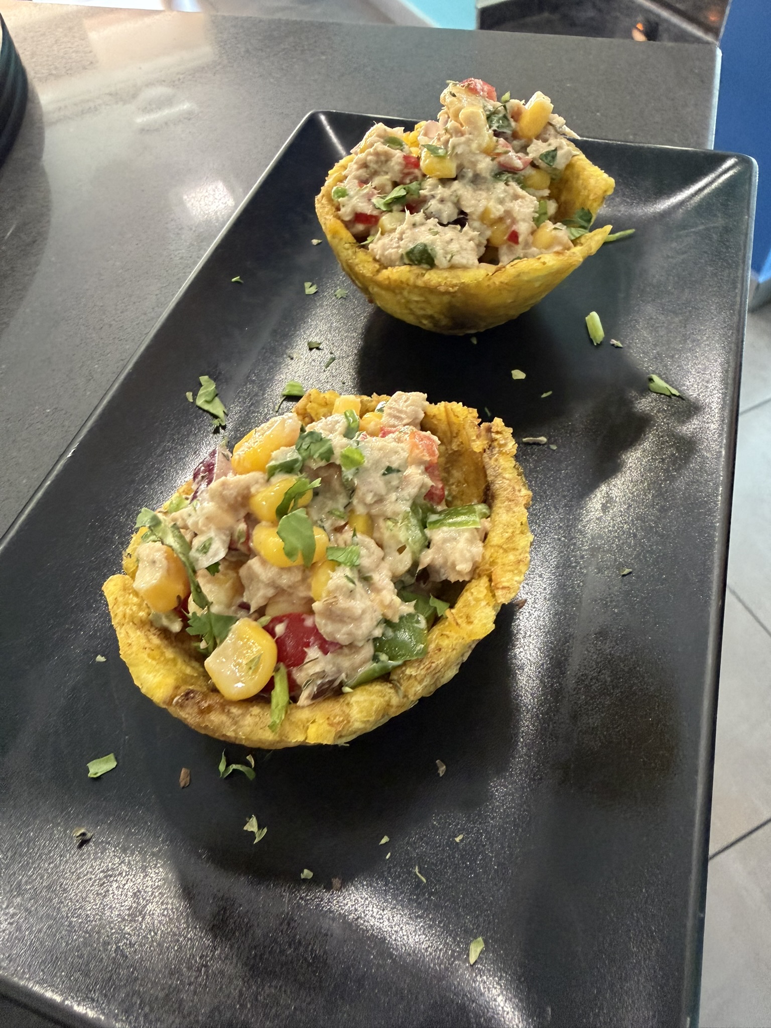 Boles de plátano con ceviche de atún