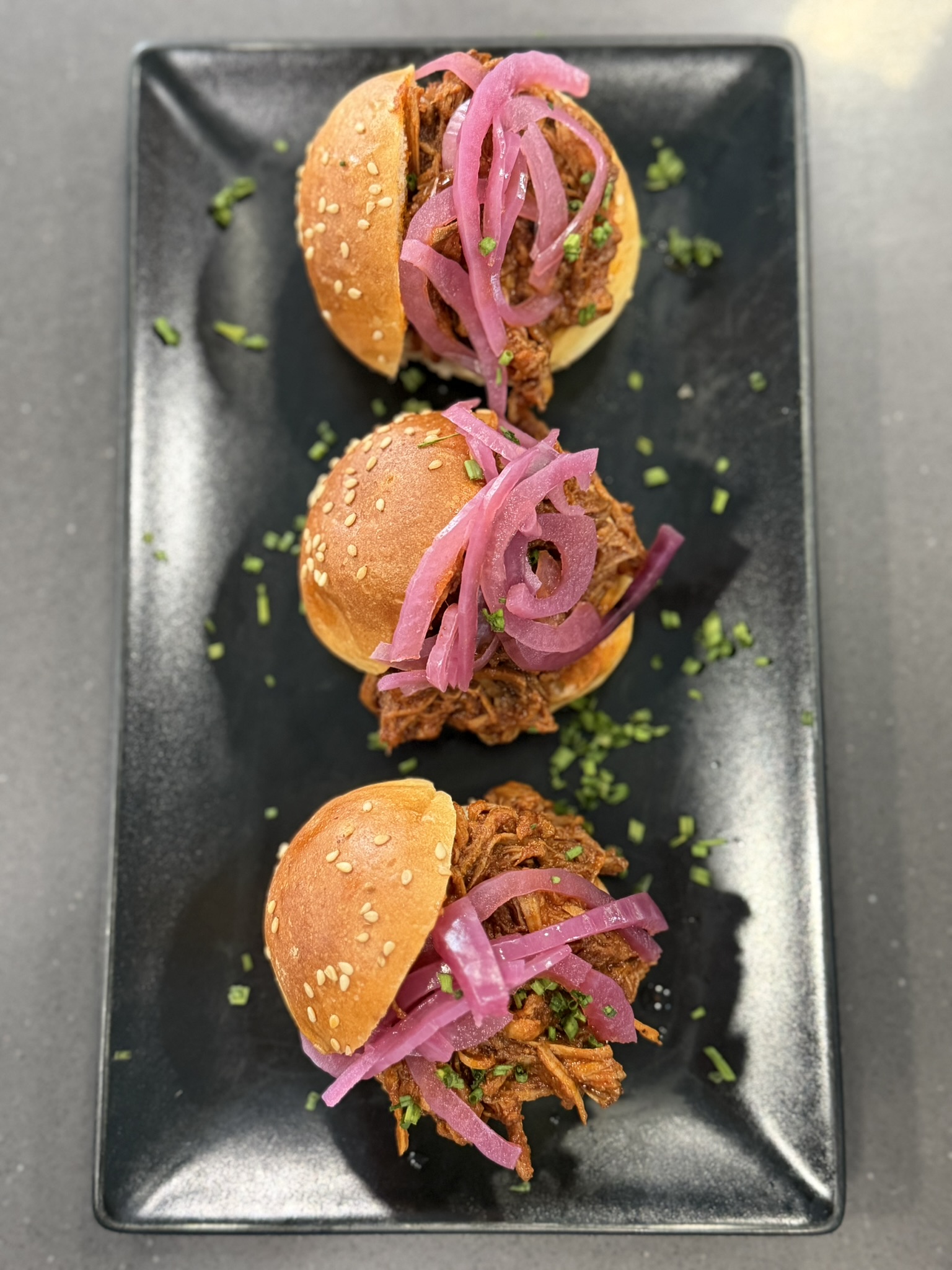 Bocaditos de carne desmechada con cebolla encurtida