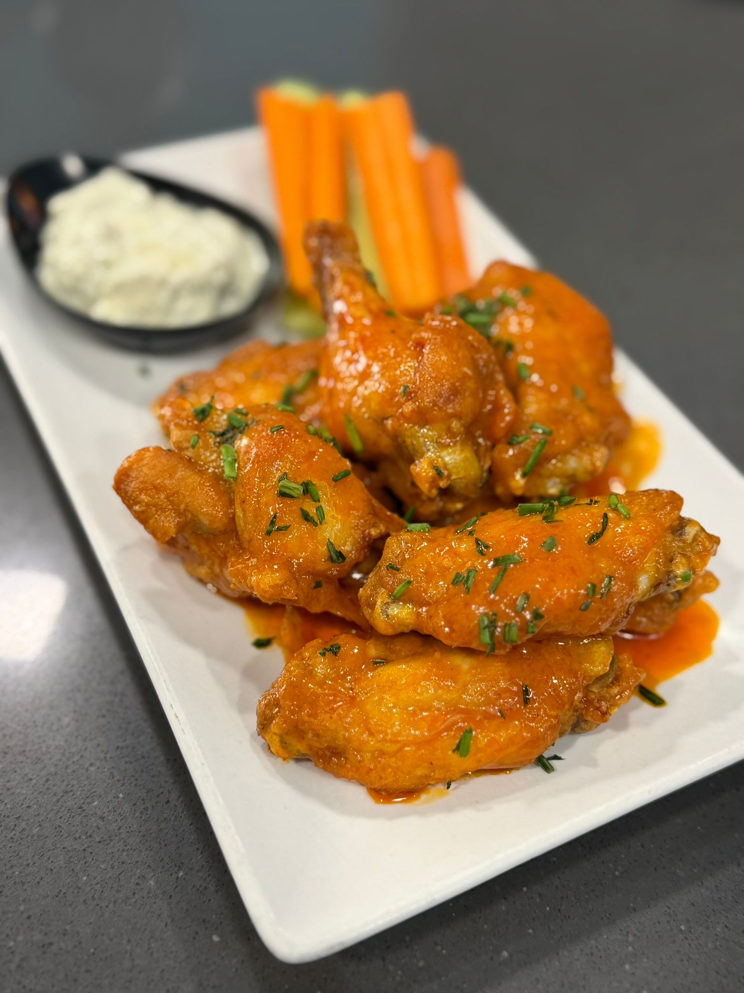Alitas de pollo Buffalo con queso azul