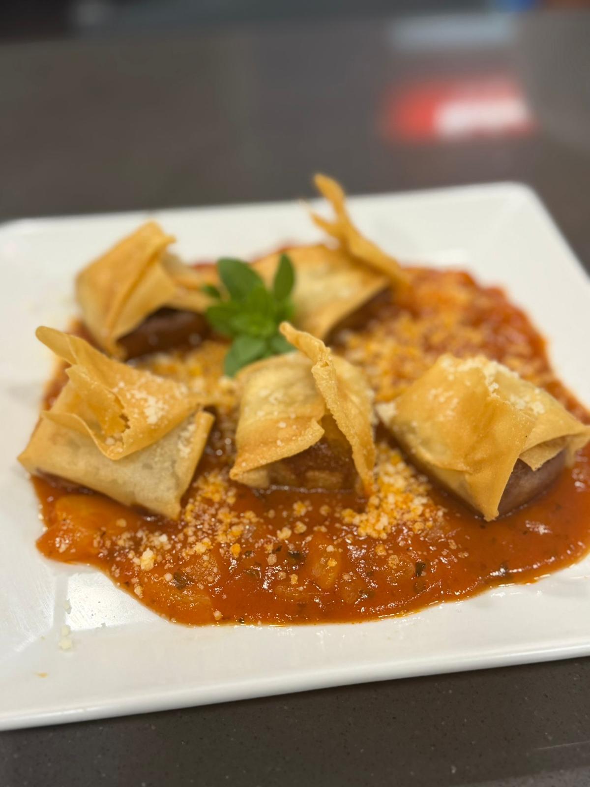 Paquetitos crujientes de pasta filo en salsa de tomate