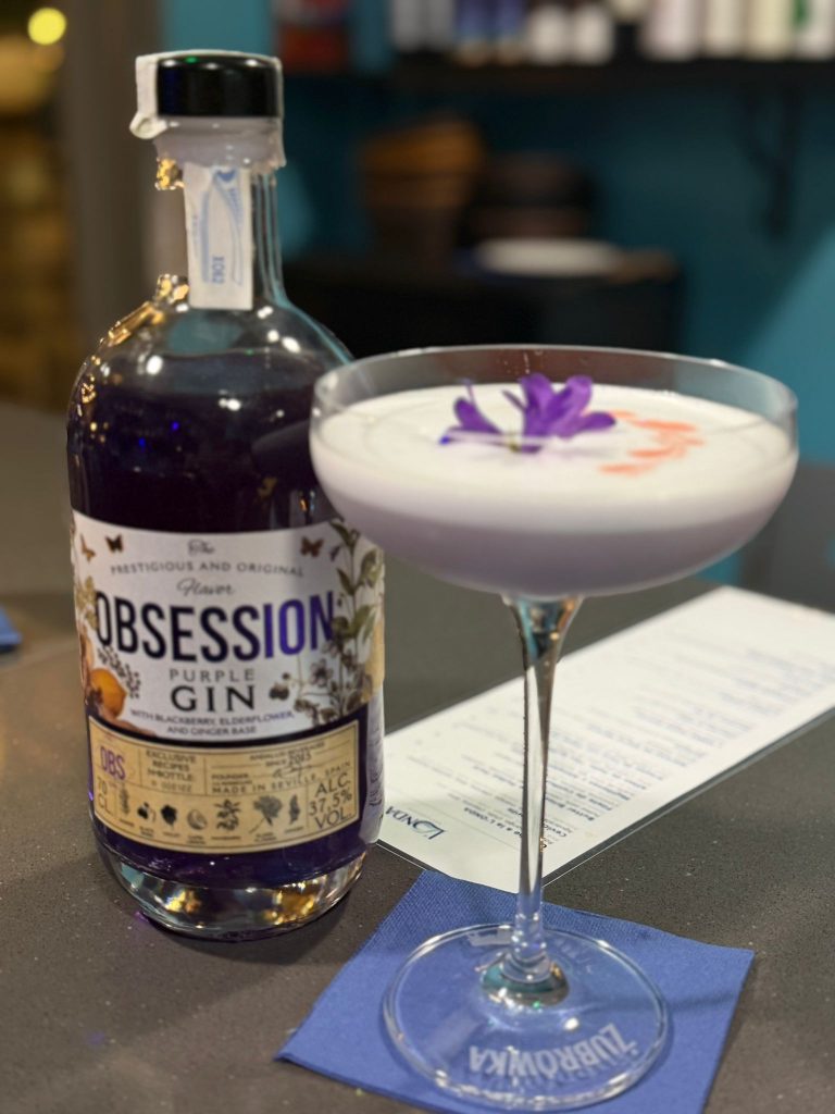 Copa de gin violeta con flor